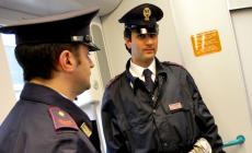 Litiga con una ragazza e aggredisce un capotreno