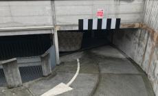 Lenzuola  appese nel parcheggio