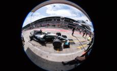 Le qualifiche: millesimi, freni rotti e il finto armistizio Vettel-Hamilton