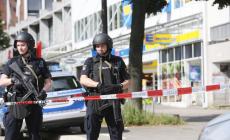 Amburgo, accoltella i clienti in un supermarket: un morto 4 feriti. Allerta terrorismo