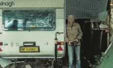 Gli danno la residenza. In una roulotte in via Langhirano