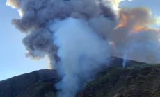 Stromboli, vigili del fuoco e Canadair in azione per spegnere gli ultimi focolai