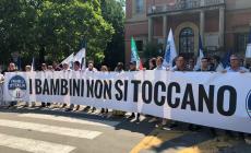 La Meloni a Bibbiano per lo scandalo affidi: 'Come gli orchi delle favole' - Video