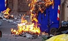 Ancora bidoni dei rifiuti in fiamme: vigili del fuoco in viale Tanara