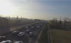 Ferito motociclista finito fuori strada in via Emilio Lepido - Video