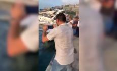 L'ultima di Balotelli:  2 mila euro a uomo per  tuffarsi  in acqua con lo scooter - Video