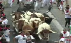Pamplona, i tori tornano in strada per la festa di San Firmino: 5 feriti - Video
