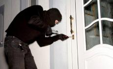 Due cittadini aiutano a bloccare un rapinatore e sventare furti in abitazione 