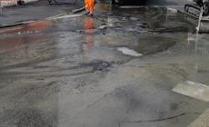Piazza Caduti del lavoro, tubatura ko: strada allagata e diverse vie senz'acqua. Bus deviati