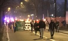 E' iniziata la fiaccolata per le foibe - foto. Scritte antifasciste- foto