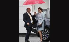 Pancione e pioggia non fermano Kate Middleton