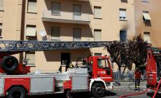 Fiamme in una palazzina: intossicata e ustionata un'anziana