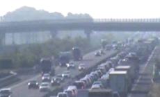 Mattina difficile sulle strade: 6 km di coda in A1, tir in fiamme sull'A15 e  due incidenti bloccano la tangenziale