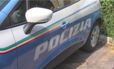 Spacciava cocaina: arrestato in casa, reagisce con calci e pugni- Video