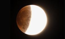 Stasera occhi al cielo per l'eclissi parziale di Luna