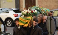Chiesa gremita e in lacrime per l'ultimo saluto ad Alessandro