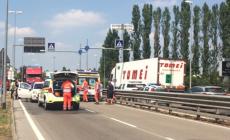 Scontro auto-bici in via Europa: grave una 16enne 