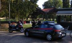 Ruba una borsetta da un'auto parcheggiata: arrestato 45enne