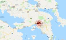 Atene: forte scossa di terremoto, la gente in strada