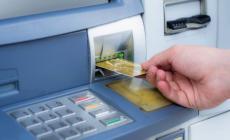 Evade pi&ugrave;  volte dai domiciliari e usa il bancomat del vicino