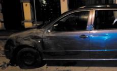 Camion distrugge un'auto e poi fugge