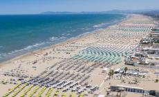 Bacia il compagno, aggredito sul lungomare di Rimini