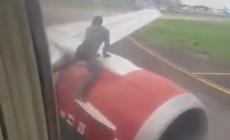 Uomo sale sull'ala dell'aereo: panico tra i passeggeri - Video
