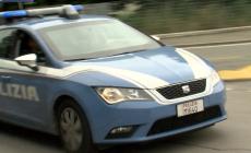 Perde il lavoro e tenta il suicidio in tangenziale: 22enne salvato dalla polizia - Video