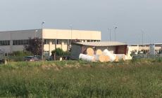 Camion perde il carico sull'Asolana