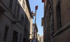 Tragedia sfiorata in centro: cade pezzo di cornicione, colpita una persona (che non si è ferita)