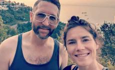 Amanda Knox lancia con il fidanzato una colletta (10 mila euro) per le  nozze