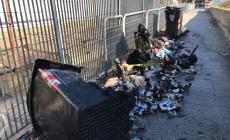Bidoni dei rifiuti a fuoco in viale Mentana