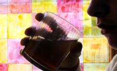 Guida con alcol 6 volte oltre il limite, si scontra e fugge: 41enne denunciata
