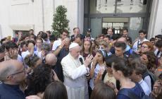 Il Papa incontra i ragazzi di Chiavari e fa selfie con loro