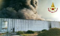 Porto Torres: fiamme in ex fabbrica di vernici, allerta gas tossici 