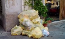 Scoperto l'habitué degli abbandoni di rifiuti in centro: multato (due volte)