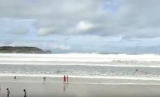Rio, la maxi-onda travolge i bambini e si porta via ombrelloni e sdraio - Video