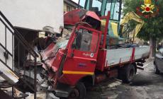 Freni rotti: camion si incastra dentro una casa a Scurano Foto