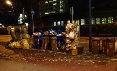 Rifiuti "in bella mostra": la segnalazione dalla zona ospedale