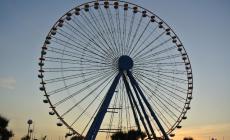 Un inglese si lancia dalla  ruota panoramica di Rimini