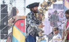 Il Jova Beach Party è a Viareggio: ritmo, divertimento e...bagno in mare - Le foto