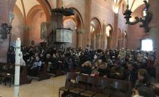 Folla al funerale di Mattia Carra. Lo striscione: "Non ti diremo mai addio"