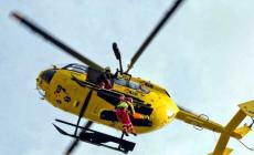 Scontro auto-moto a Monchio, donna cade in bici a Collecchio: tre feriti