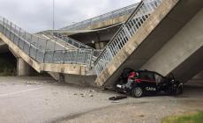 Cavalcavia crolla su un'auto dei carabinieri. I militari: "Siamo miracolati"