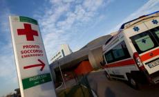 Malore alla guida: 35enne si schianta contro auto in sosta e muore