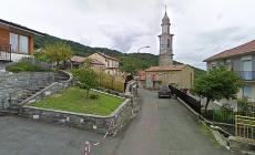 Finisce fuori strada con la moto: ragazzo finisce all'ospedale