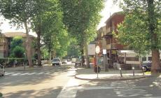 Monticelli, automobilista insegue gli scippatori in viale Marconi
