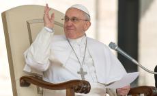 Il Papa durante la messa: "Se i bimbi hanno fame allattateli pure"