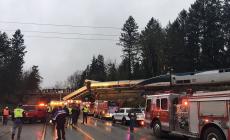 Treno deraglia e finisce sulla superstrada:  tre  morti e 100 feriti