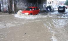 Quattro turisti travolti da una mareggiata: un morto a Savona. A Milano esonda il Seveso 